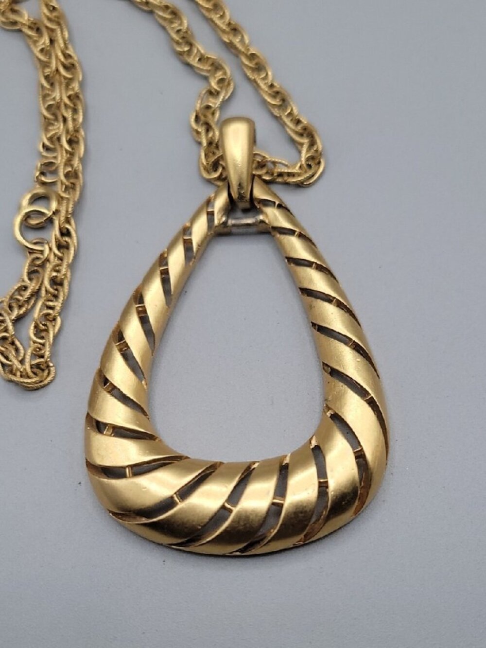 Vintage Crown Trifari Door Knocker Pendant Necklace 28"Gold Tone Large Teardrop - Picture 12 of 15